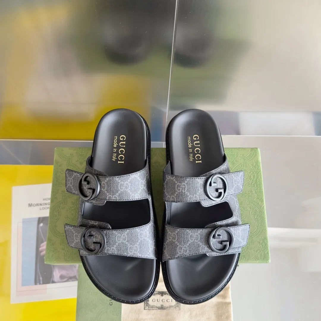[G Home] Men's Men's Shoes💰: 300💰Size: 38-45 🆕2024Gucci Gucci Summer New Style Double G Presbyopia Flip-flops Cross Sandals Thick Sole Slippers Beach Shoes Original Purchase and Development Production G family's 2024 new summer dark horse items, fashion bloggers at home and abroad have put on the show, and it has become popular on social platforms at home and abroad. Fashionistas must pay for it, and they spend a lot of money to create ingenious craftsmanship and accurately restore every detail. Exquisite packaging at the delivery counter🛍📦 ▪️ Fabric: Original imported double G presbyopic leather ▪️ Lining: Original imported leather ▪️ Sole: Original open molded T men's shoes 💰U outsole ▪️ Bottom thickness: 3CM